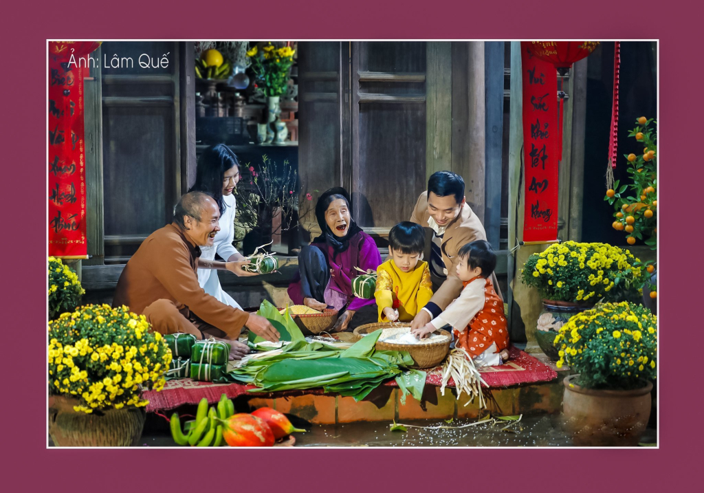 Mùi nếp mới, lá dong, đậu xanh, thịt mỡ quyện trong nồi bánh chưng đang sôi suốt đêm – thứ mùi hương không thể nhầm lẫn với bất kỳ mùa nào khác.