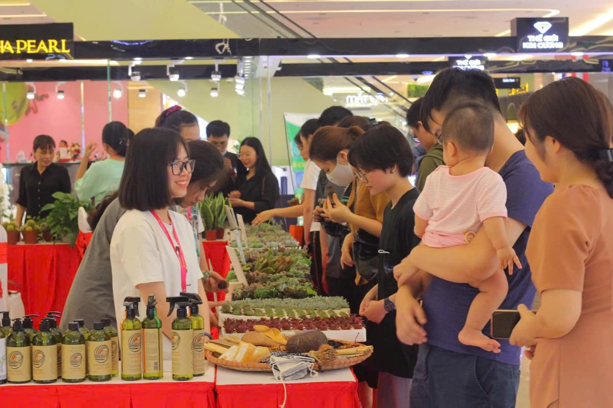 Mô hình đổi rác lấy cây của Green Life (Sống xanh) đã tạo được những tác động tích cực trong cộng đồng. Ảnh: Green Life