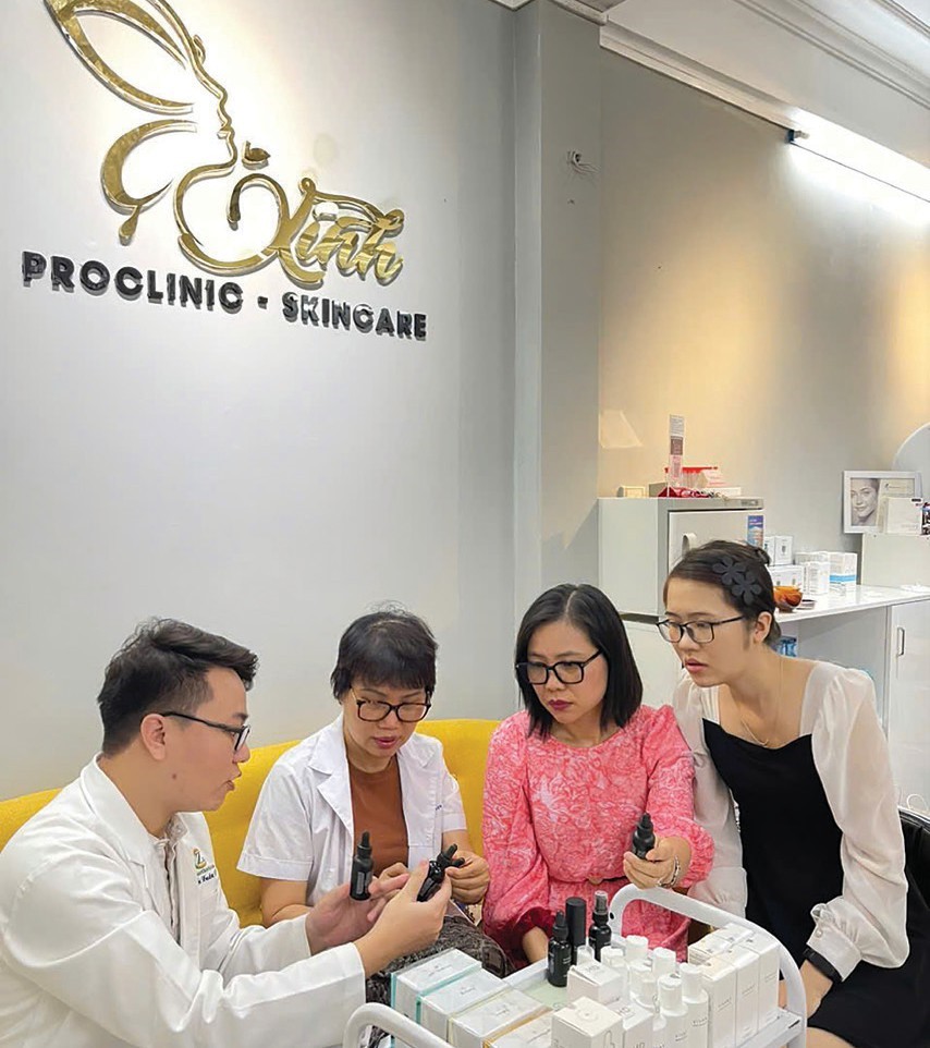 Chuyên gia Lê Thị Tuyết Hạnh cùng đồng nghiệp