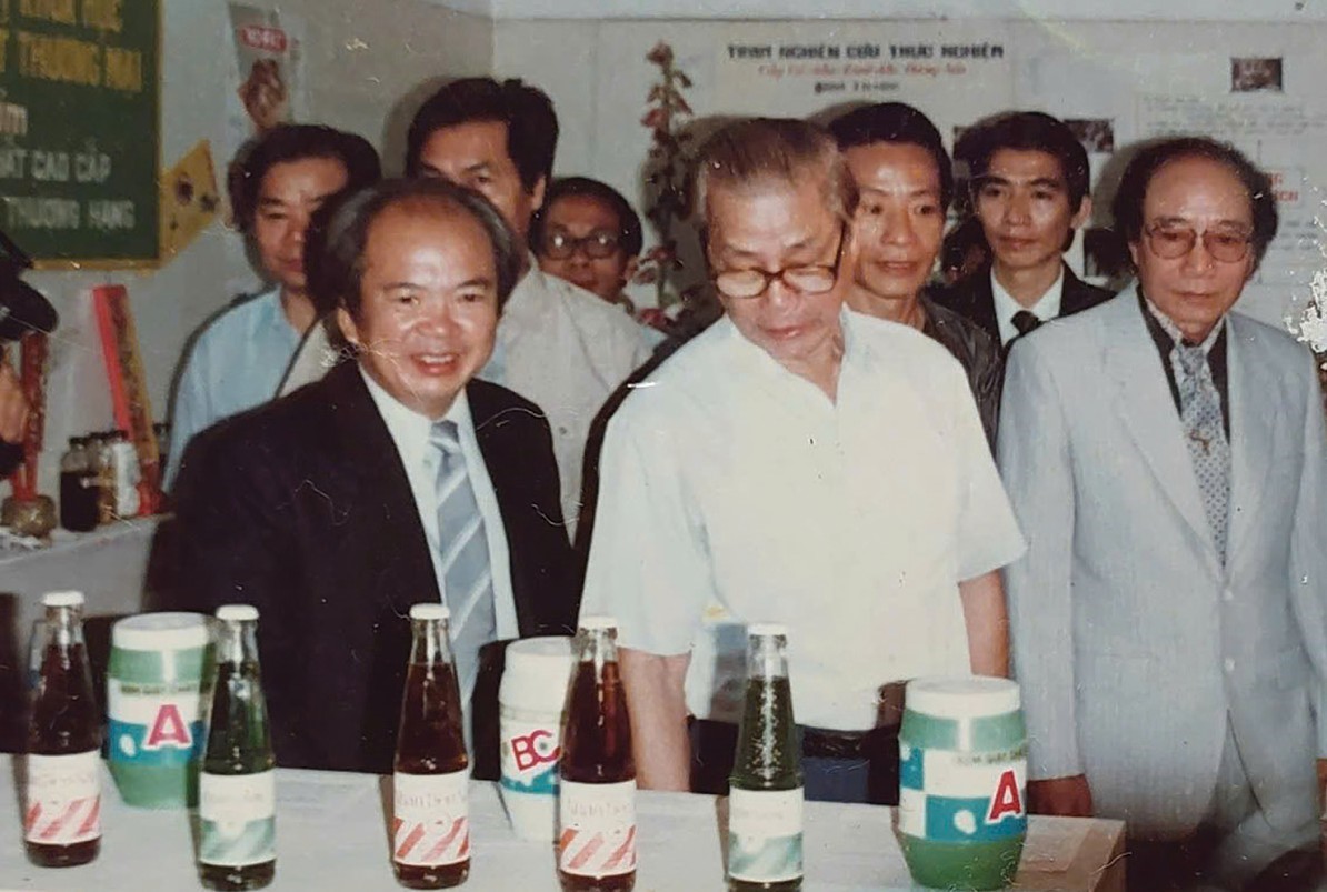 Đầu Xuân 1992 Thủ tướng Võ Văn Kiệt thăm triển lãm do Hiệp hội Tinh dầu - Hương liệu - Mỹ phẩm Việt Nam tổ chức tại Thảo Cầm Viên TPHCM