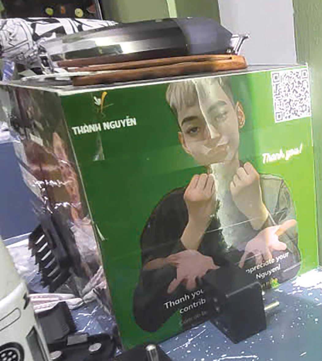 Hộp từ thiện lặng lẽ trên bàn làm tóc, bên cạnh kéo và lược - như chính cách Thành Nguyễn sống và làm nghề