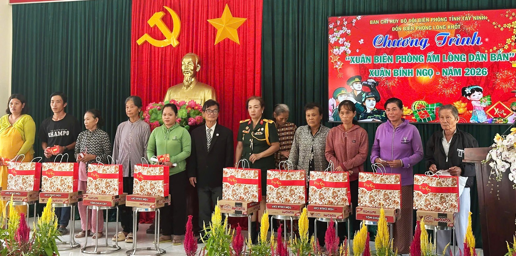 Hội Doanh Nhân & Văn Nghệ Sĩ TPHCM cùng Câu Lạc Bộ Văn Hóa Trang Phục tặng quà các hộ gia đình có hoàn cảnh khó khăn nơi biên cương