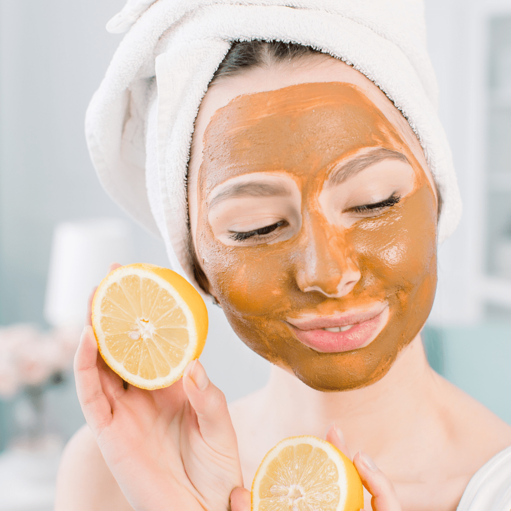 Bên cạnh việc đắp mặt nạ, hãy bổ sung vitamin C qua đường uống bằng cách ăn trực tiếp cam quýt để nuôi dưỡng làn da từ bên trong.