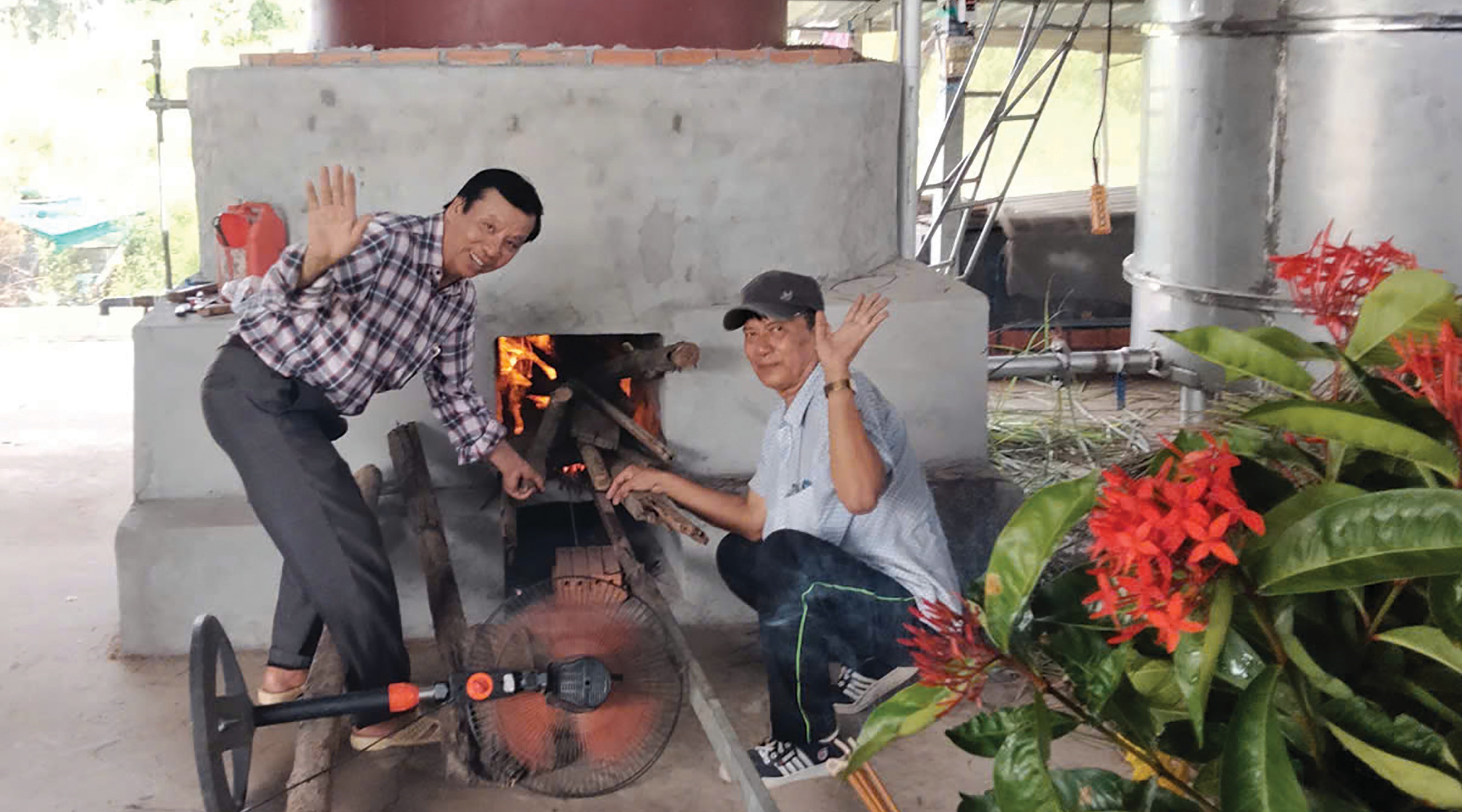 Ông Nguyễn Minh Hoàn hướng dẫn nông dân làm lò chưng cất