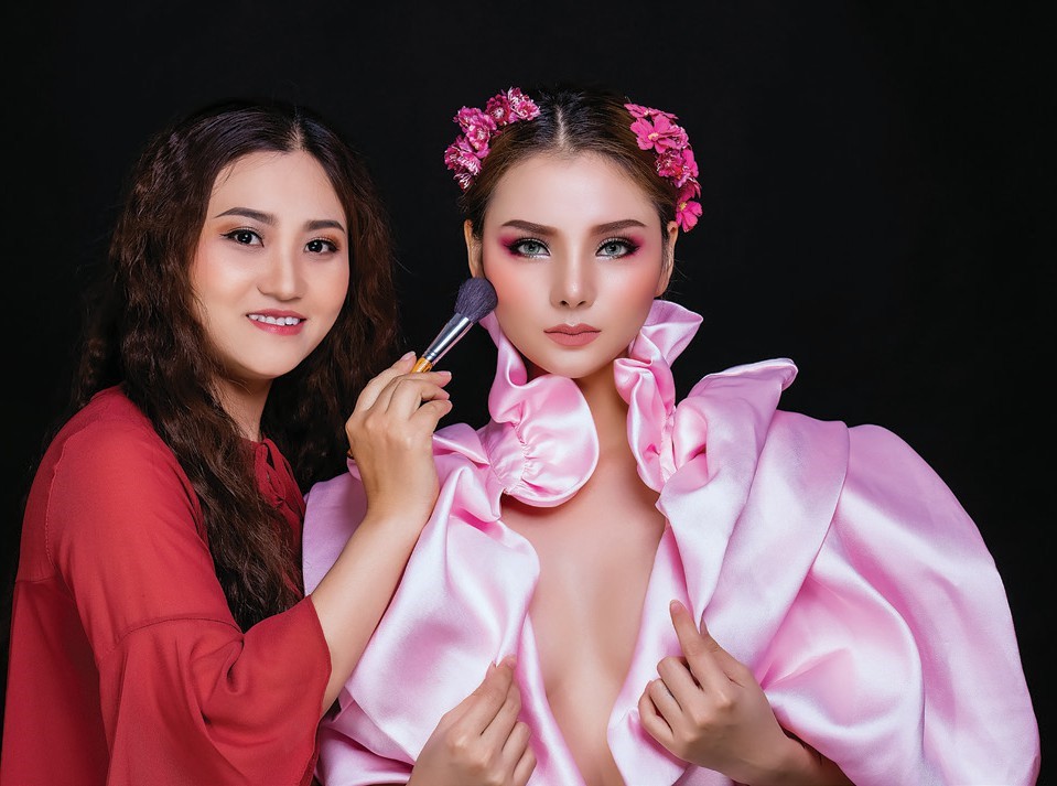 Trang điểm với tone màu cam đất