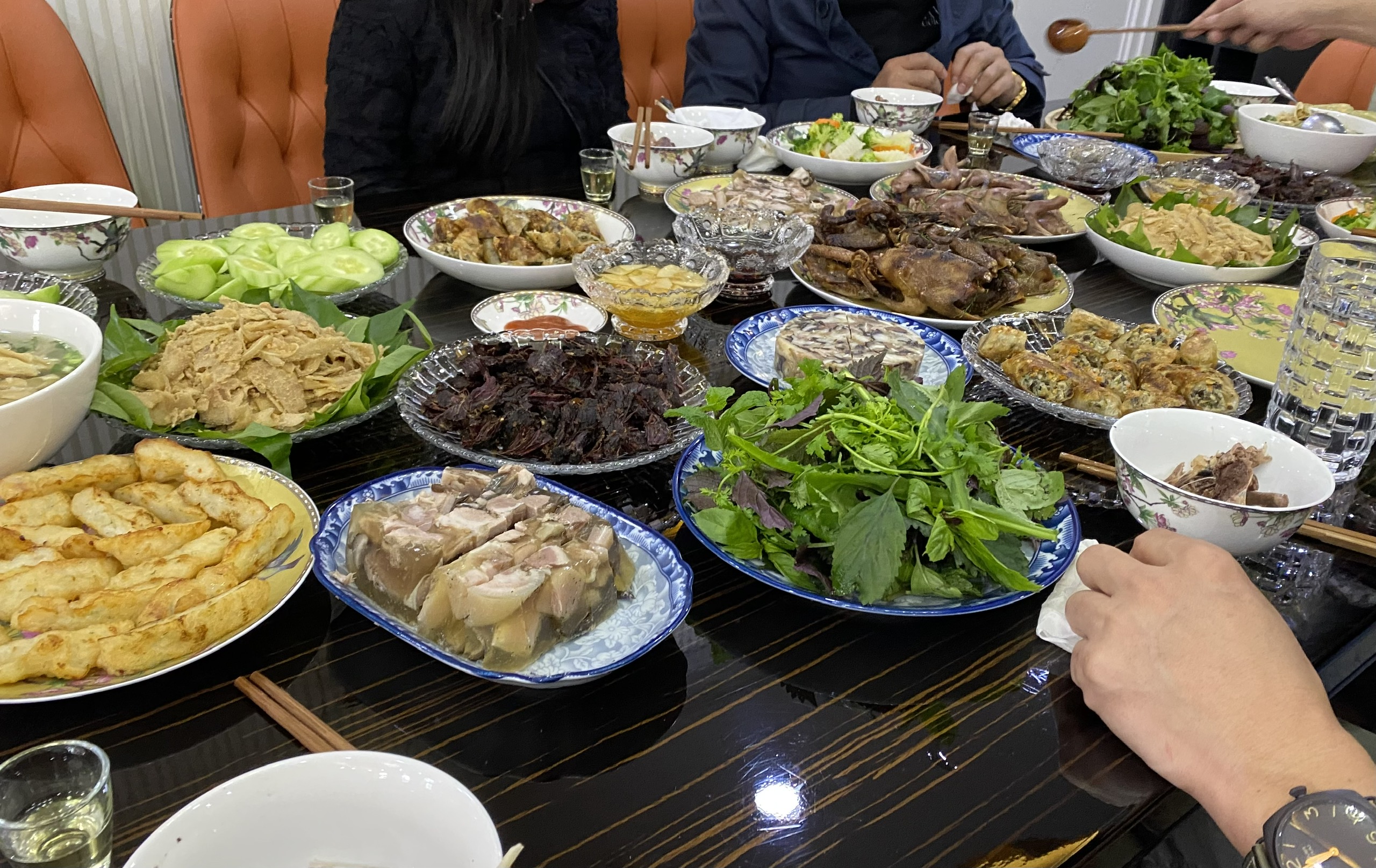 Mâm cơm ngày Tết nhiều dầu mỡ có tác động gián tiếp đến sức khỏe làn da