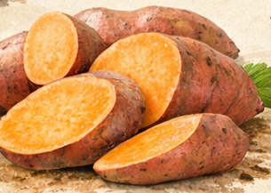 Khoai lang giàu beta-carotene rất quan trọng trong việc duy trì cấu trúc da, giúp ngăn ngừa tình trạng khô và bong tróc.