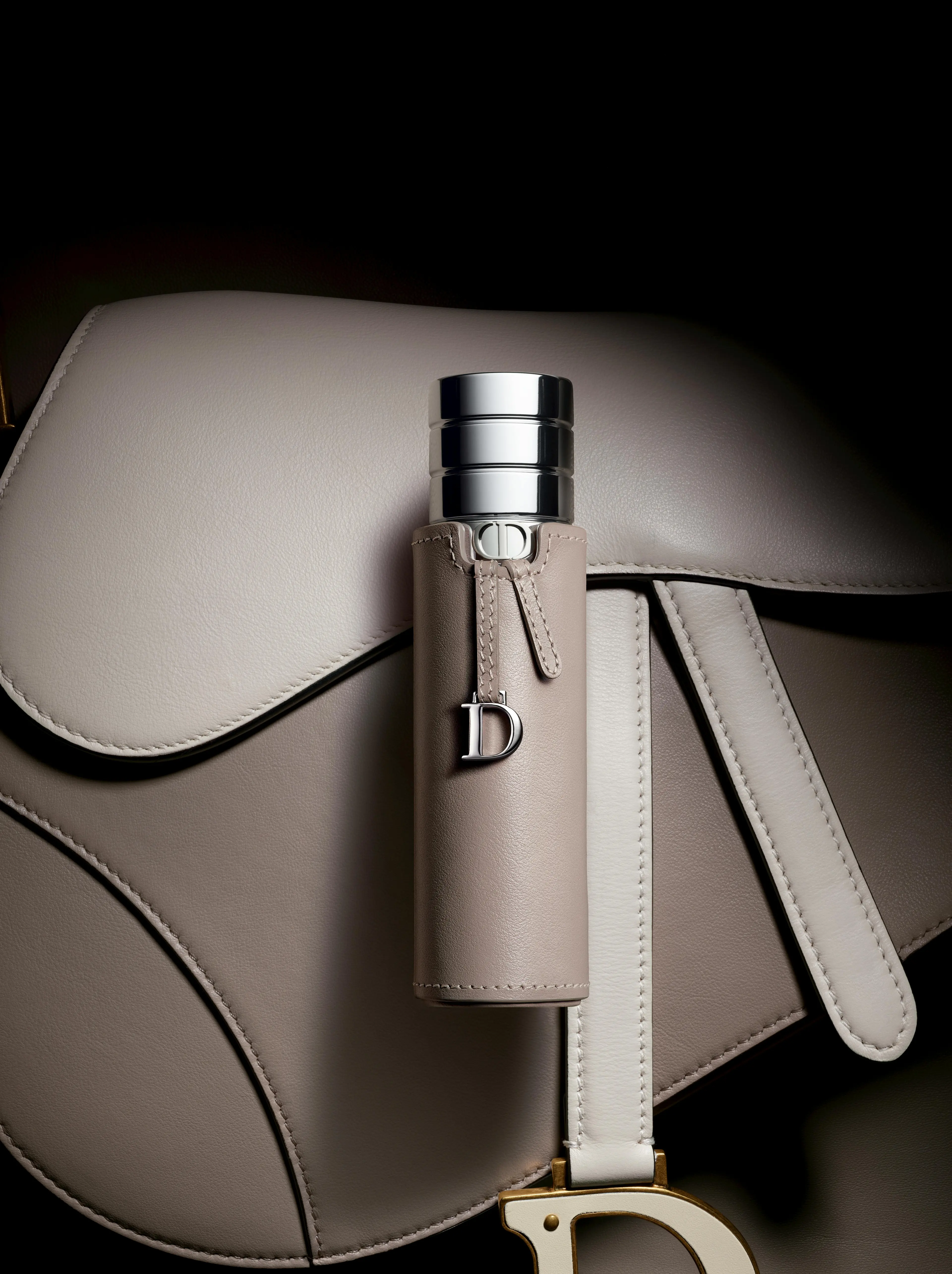 Chiếc túi Dior Saddle trứ danh – biểu tượng của sự phóng khoáng, thời thượng và mang đậm tinh thần Paris – nguồn cảm hứng tạo nên Cuir Saddle