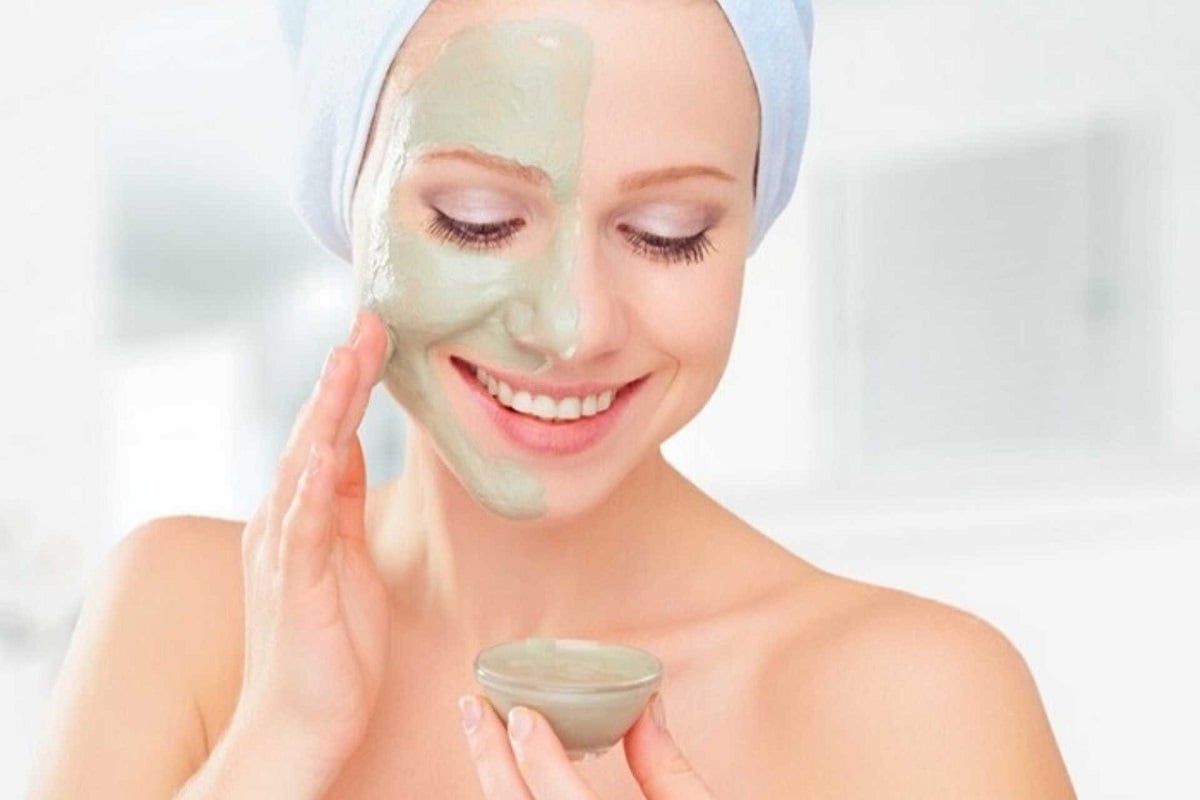 Đắp mặt nạ đất sét giúp thu nhỏ lỗ chân lông (Nguồn: Internet)
