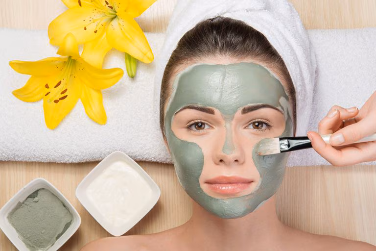 Sử dụng mặt nạ đất sét rồi massage nhẹ nhàng. Nguồn: Internet