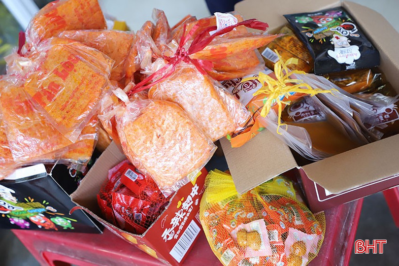 Bánh kẹo từ hương liệu không rõ nguồn gốc xuất xứ bày bán tràn lan ngoài cổng trường. Nguồn: Internet