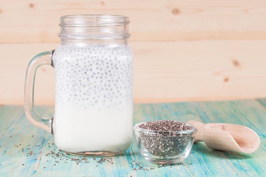 Uống hạt chia ngâm với sữa ấm buổi tối giúp ngủ ngon hơn.