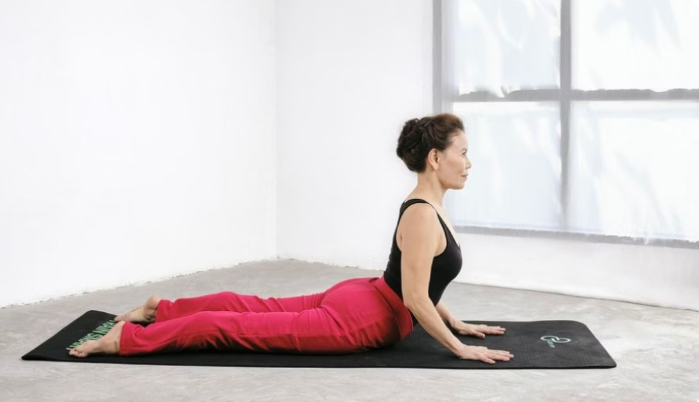 Thực hiện tư thế rắn hổ mang thường xuyên cải thiện sức khỏe làn da.