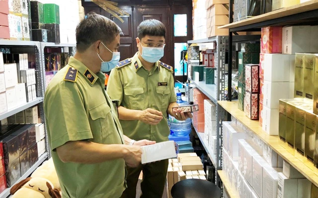 Thời gian qua, các cơ quan chức năng tăng cường kiểm tra quản lý mỹ phẩm không rõ nguồn gốc. Nguồn: Internet