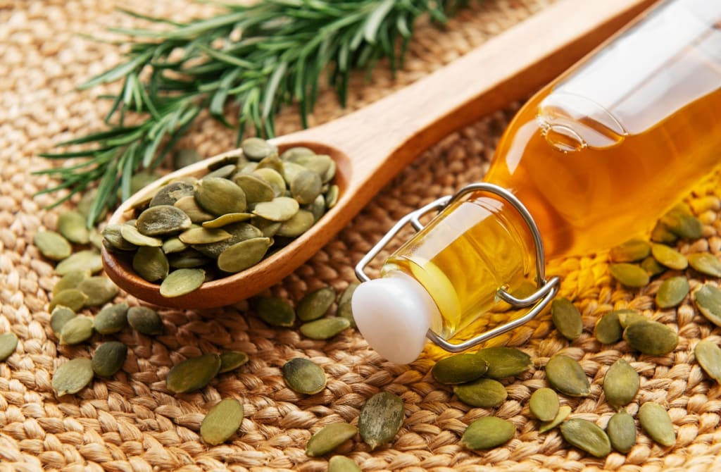 Dầu hạt bí ngô giúp ngăn ngừa quá trình thu nhỏ nang tóc, giữ cho chân tóc bám chắc hơn.