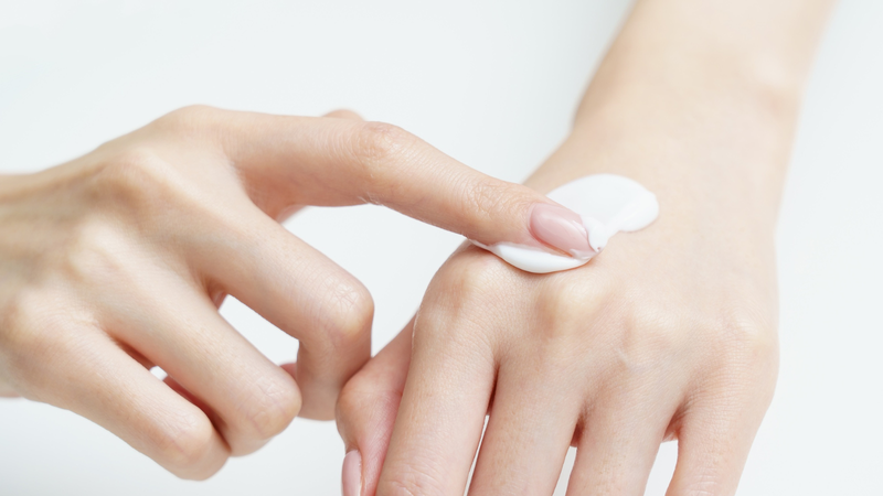 Lựa chọn kem dưỡng ẩm an toàn và phù hợp với từng type da để hỗ trợ điều trị viêm da dị ứng tốt hơn.