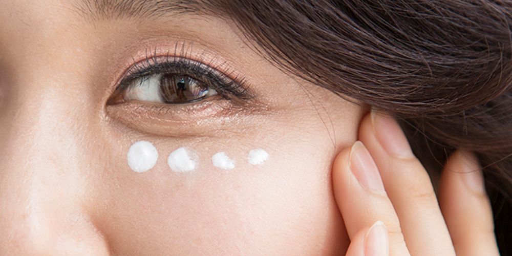 Dưỡng ẩm vùng da quanh mắt giúp hạn chế nếp nhăn.