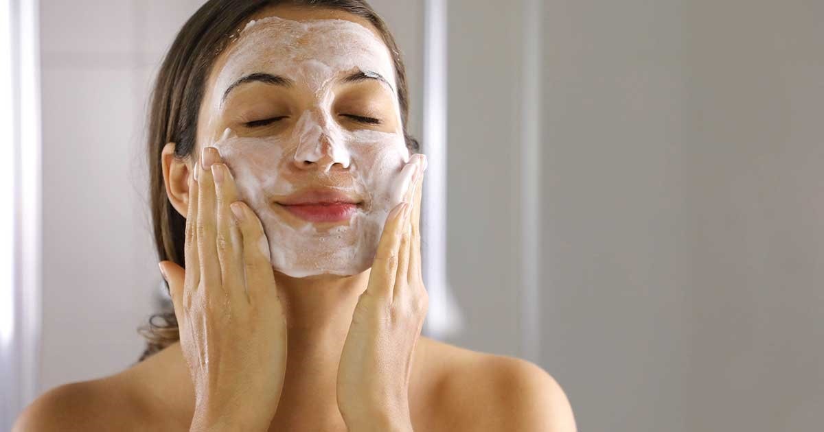 Rửa mặt  - Bước đầu trong chăm sóc da giúp loại bỏ bụi bẩn, bã nhờn.