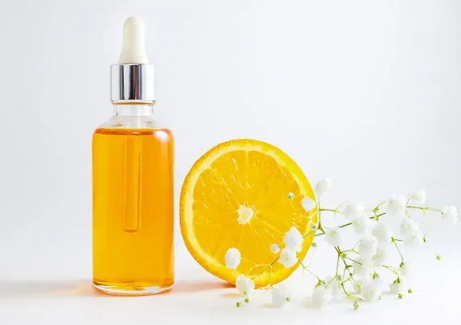 Serum vitamin C hoặc niacinamide sẽ giúp làm đều màu khi chăm sóc da.