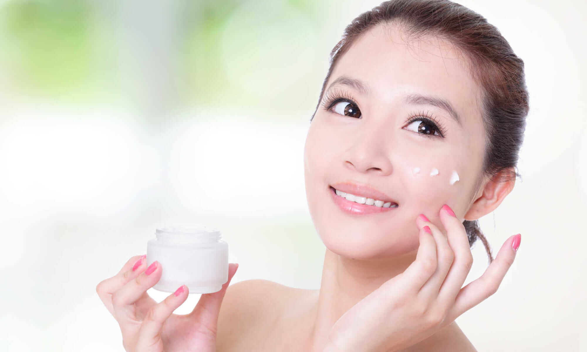 Một lớp kem dưỡng ẩm phù hợp giúp duy trì độ đàn hồi khi chăm sóc da.