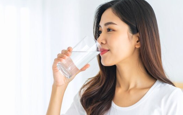 Nước lọc là nguồn cung cấp dịch cơ bản và an toàn nhất giúp cơ thể duy trì các hoạt động sinh lý.