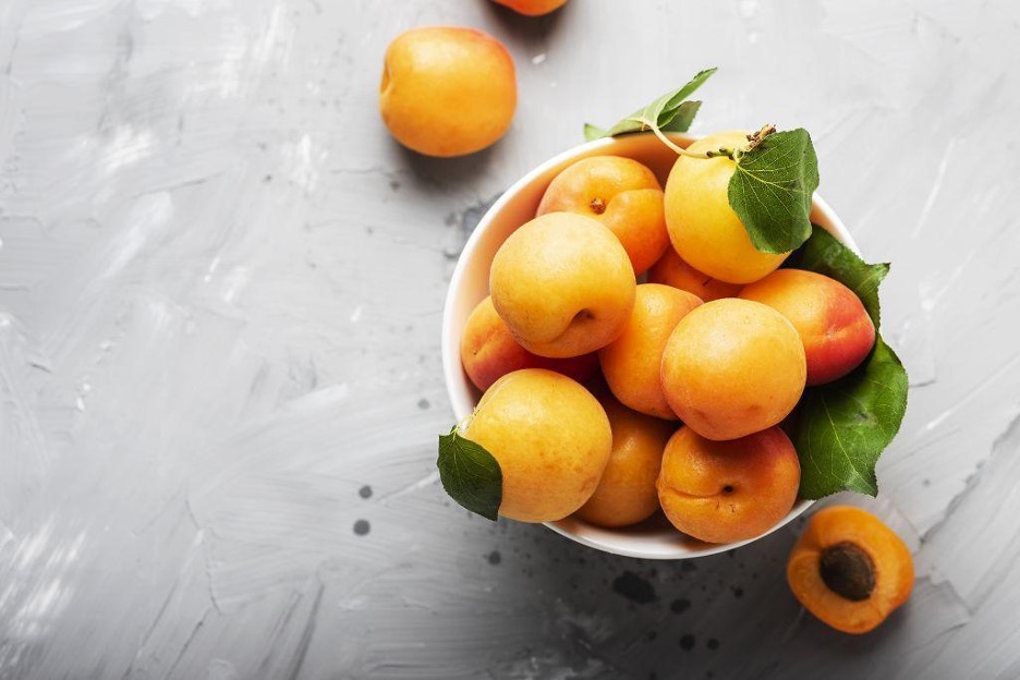 Quả mơ không chỉ là một loại trái cây giải khát thanh mát mà còn được ví như một loại siêu thực phẩm dành cho làn da.