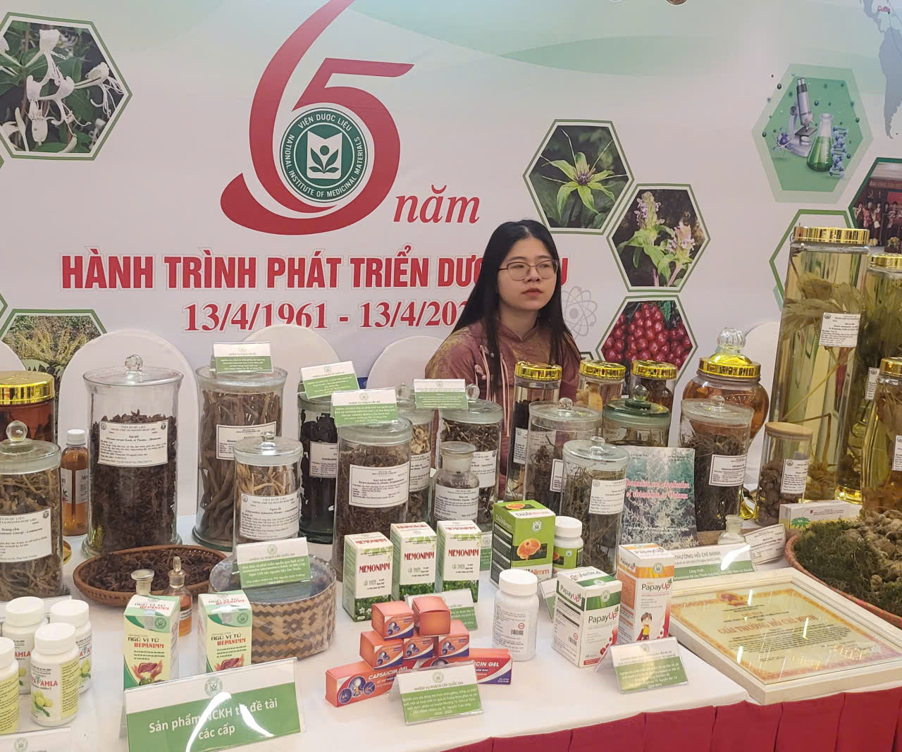 Gian hàng giới thiệu các sản phẩm của Viện Dược liệu