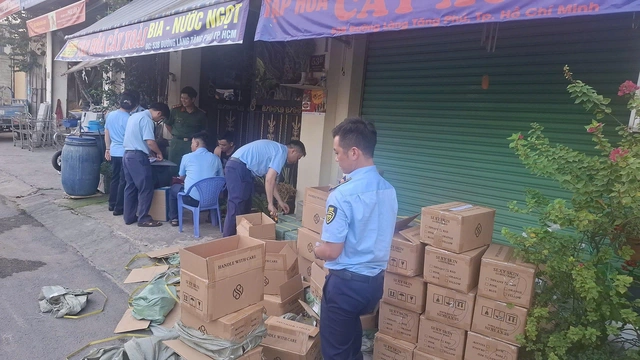 354 thùng chứa 5.664 chai mỹ phẩm bị thu giữ. Ảnh: Đội Quản lý thị trường số 9.