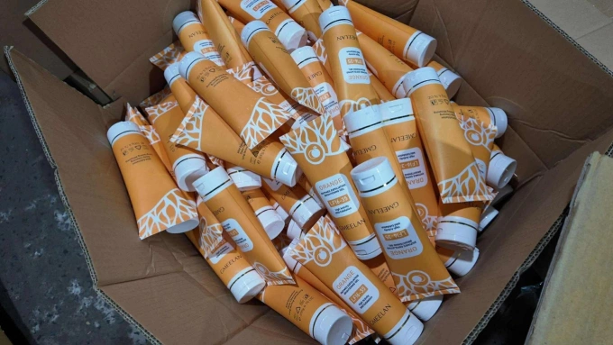 Một thùng mỹ phẩm giả bị phát hiện năm 2025. Ảnh: Công an TP HCM.