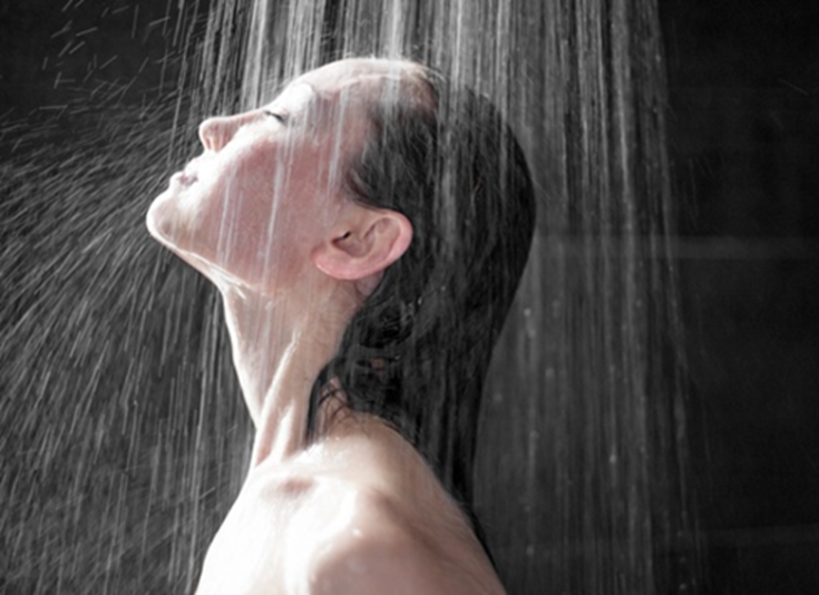 Rửa mặt khi tắm. Ảnh minh họa