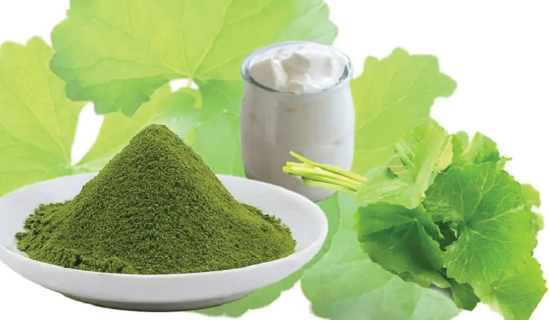 Sử dụng rau má làm mặt nạ giúp làm dịu da và hỗ trợ điều trị mụn trứng cá.