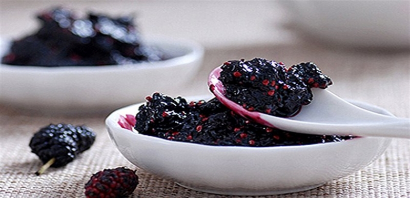 Quả dâu tằm có nhiều dưỡng chất giúp làm trắng da một cách tự nhiên.