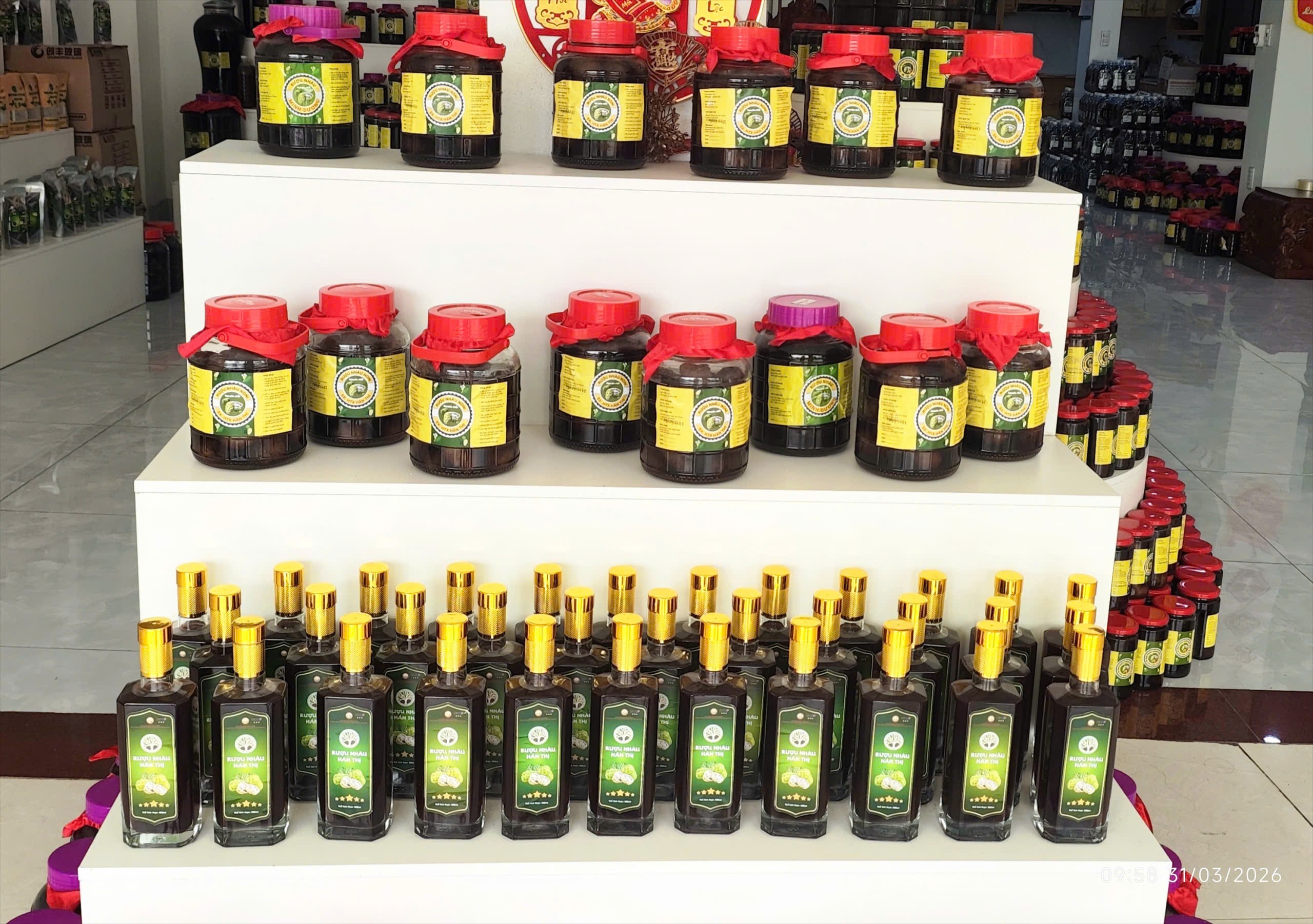 Hiện tại, các sản phẩm chủ lực từ dược liệu trái nhàu tại HTX bao gồm nước cốt nhàu, nhàu tươi, nhàu khô và rượu nhàu.