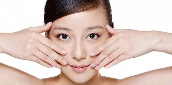 Nhiều người lựa chọn massage mặt như một giải pháp tự nhiên, an toàn và tiết kiệm để duy trì vẻ tươi trẻ cho làn da