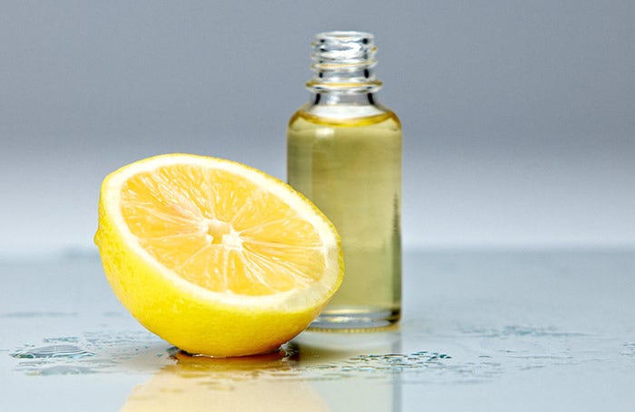 Kết hợp chanh với mật ong, hỗn hợp này vừa giúp giảm môi thâm vừa ngăn ngừa tình trạng khô.