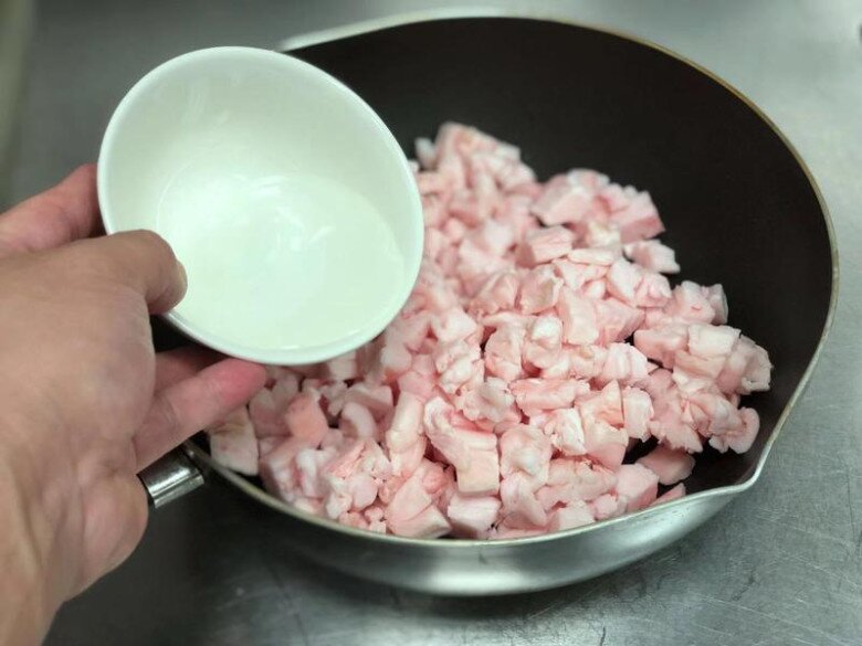 Thêm một chút nước lọc khi rán mỡ lợn.