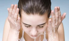 Làm sạch là bước quan trọng trong chăm sóc da bị mụn trứng cá