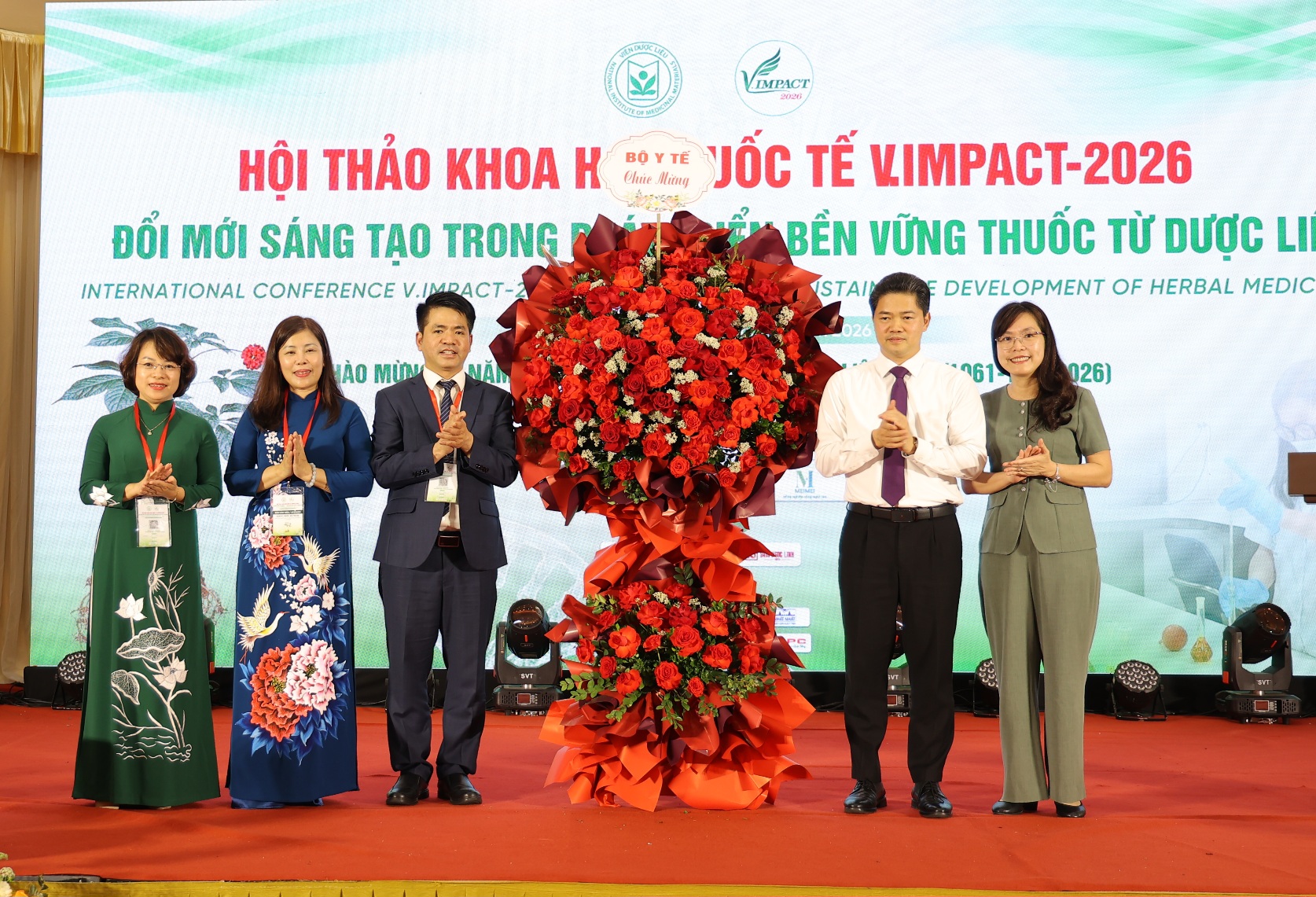 Bộ Y tế tặng hoa chúc mừng hội thảo.