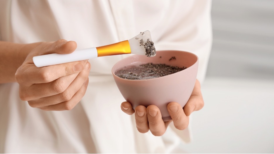 Mặt nạ hạt chia, nha đam và nước hoa hồng phục hồi từ trong và che chắn từ bên ngoài.