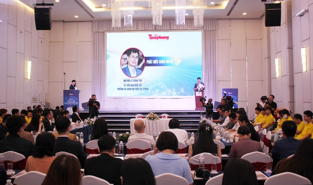 Đại diện Ban tổ chức chia sẻ tại hội thảo.