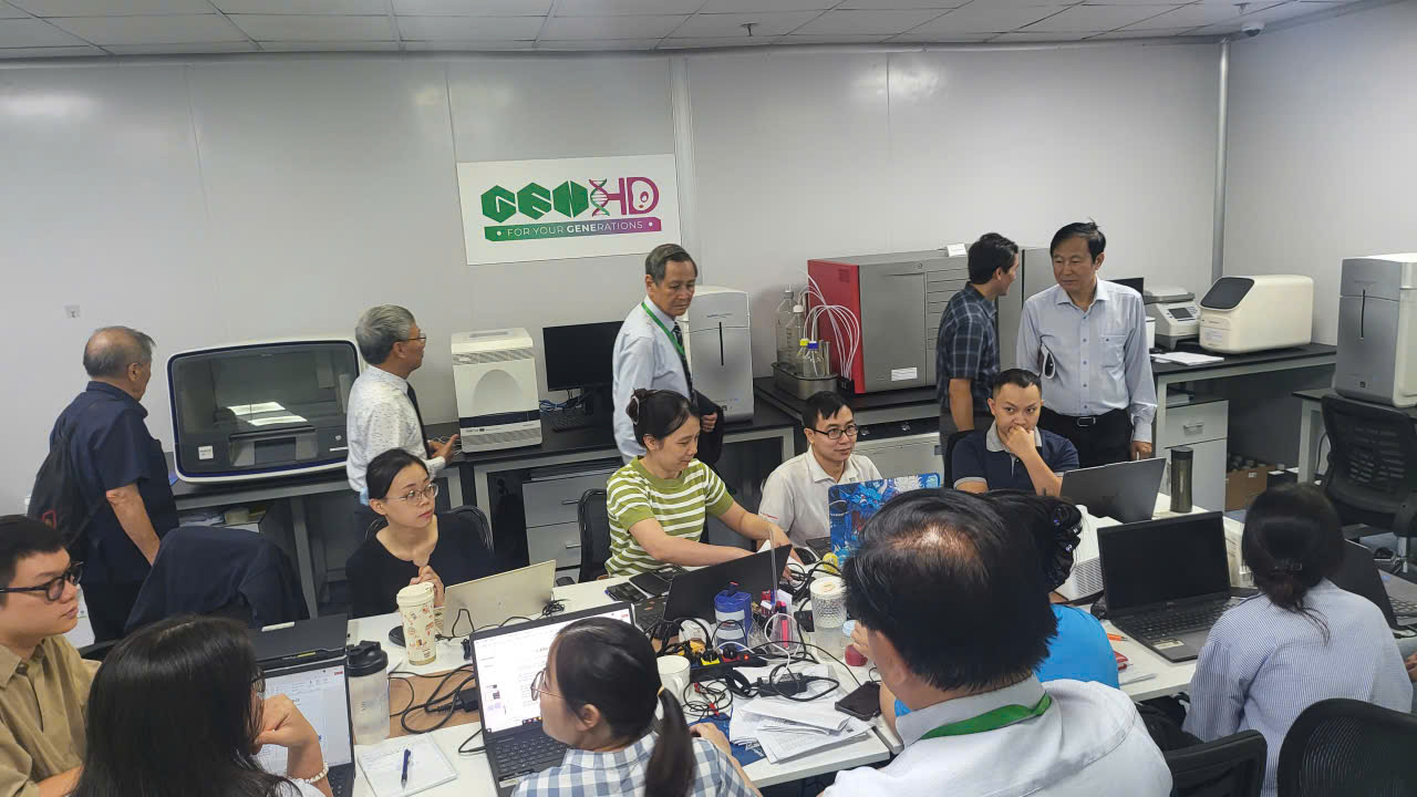 Các đại biểu tham quan phòng thí nghiệm của VINALAB