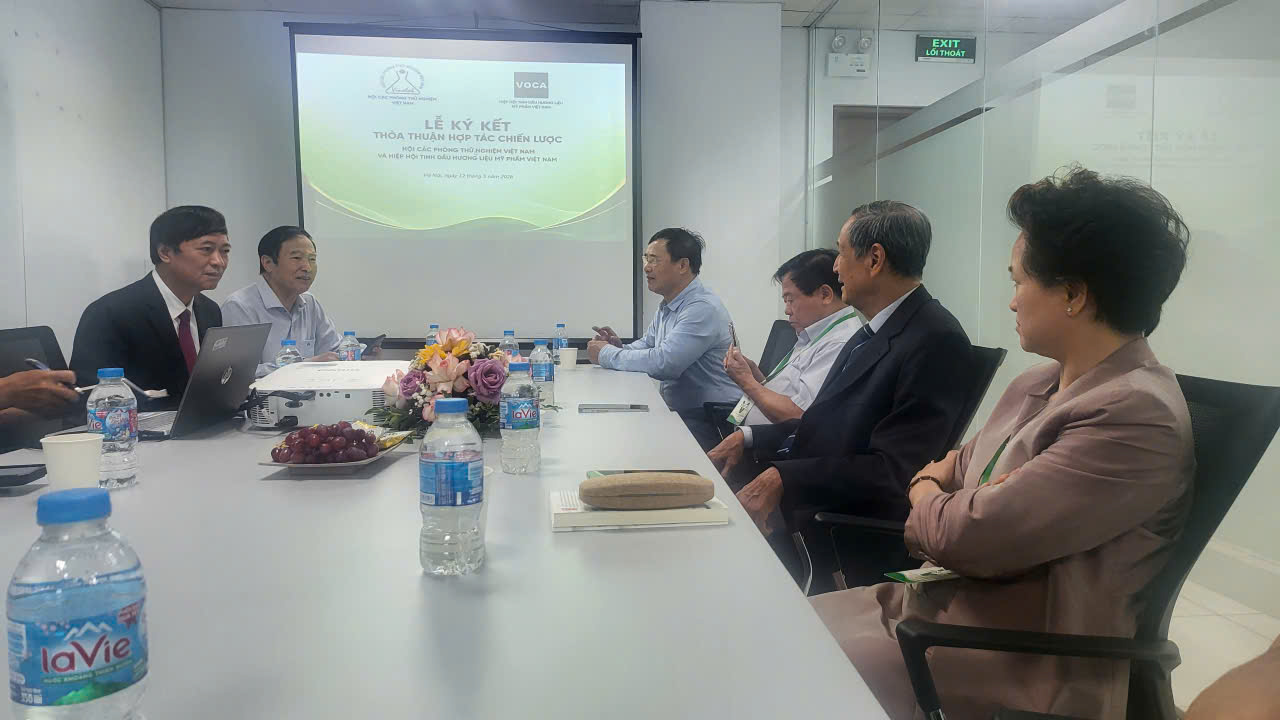 Quang cảnh hội thảo về xây dựng tiêu chuẩn kỹ thuật cho các loại tinh dầu đặc hữu của Việt Nam