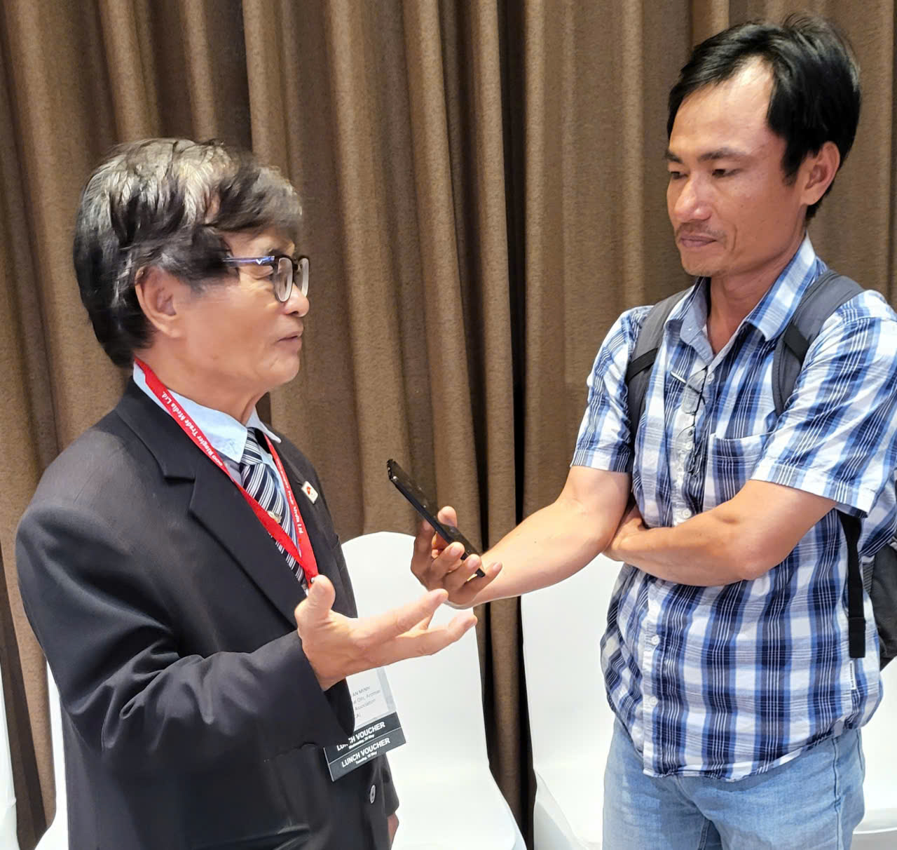 Ông Nguyễn Văn Minh - Phó Chủ tịch Hiệp hội Tinh dầu Hương liệu Mỹ phẩm Việt Nam trả lời phỏng vấn của HTV