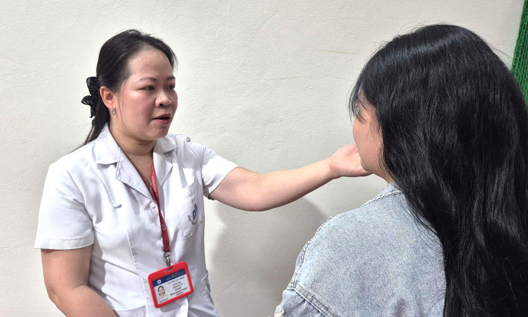 TS.BS Vũ Nguyệt Minh tư vấn làm đẹp cho một trường hợp đến khám tại Bệnh viện Da liễu Trung ương.