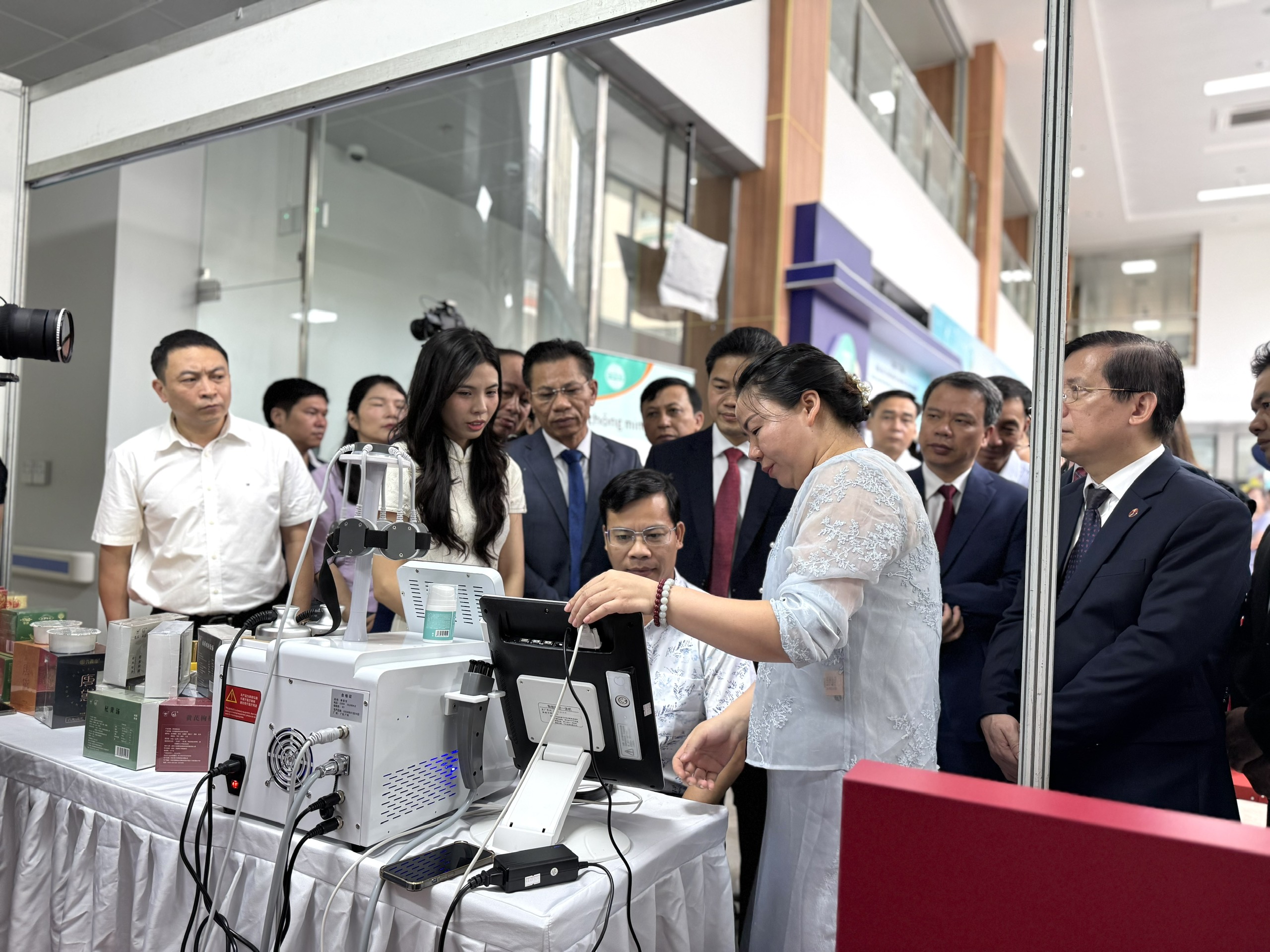 Công nghệ không thay thế người thầy thuốc nhưng là công cụ hỗ trợ để nâng cao năng lực chuyên môn, giảm sai sót, tối ưu hóa quy trình khám chữa bệnh và mang lại hiệu quả tốt hơn cho người bệnh