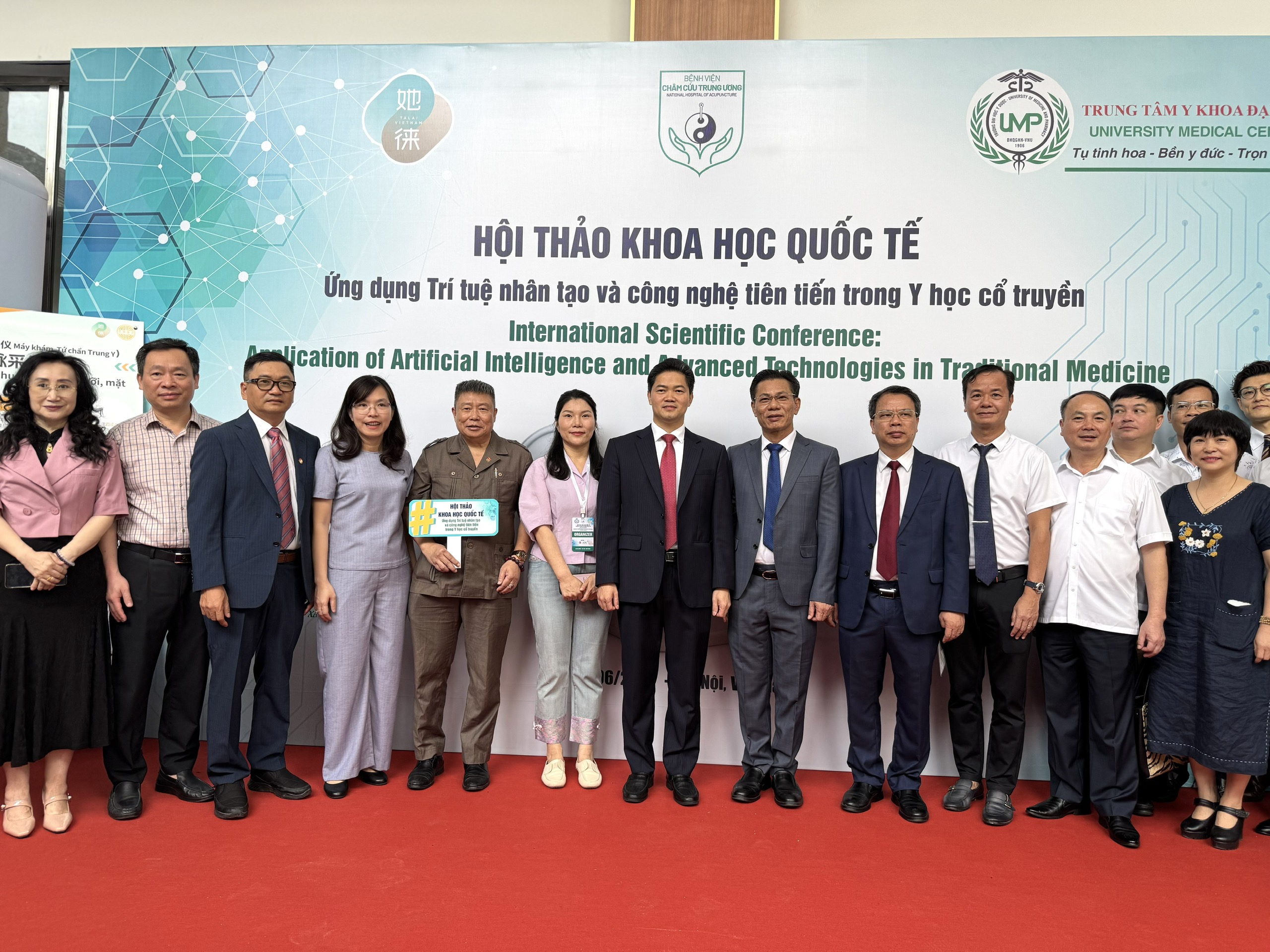 Người dân trải nghiệm các thiết bị công nghệ AI tại khu triển lãm của Hội thảo