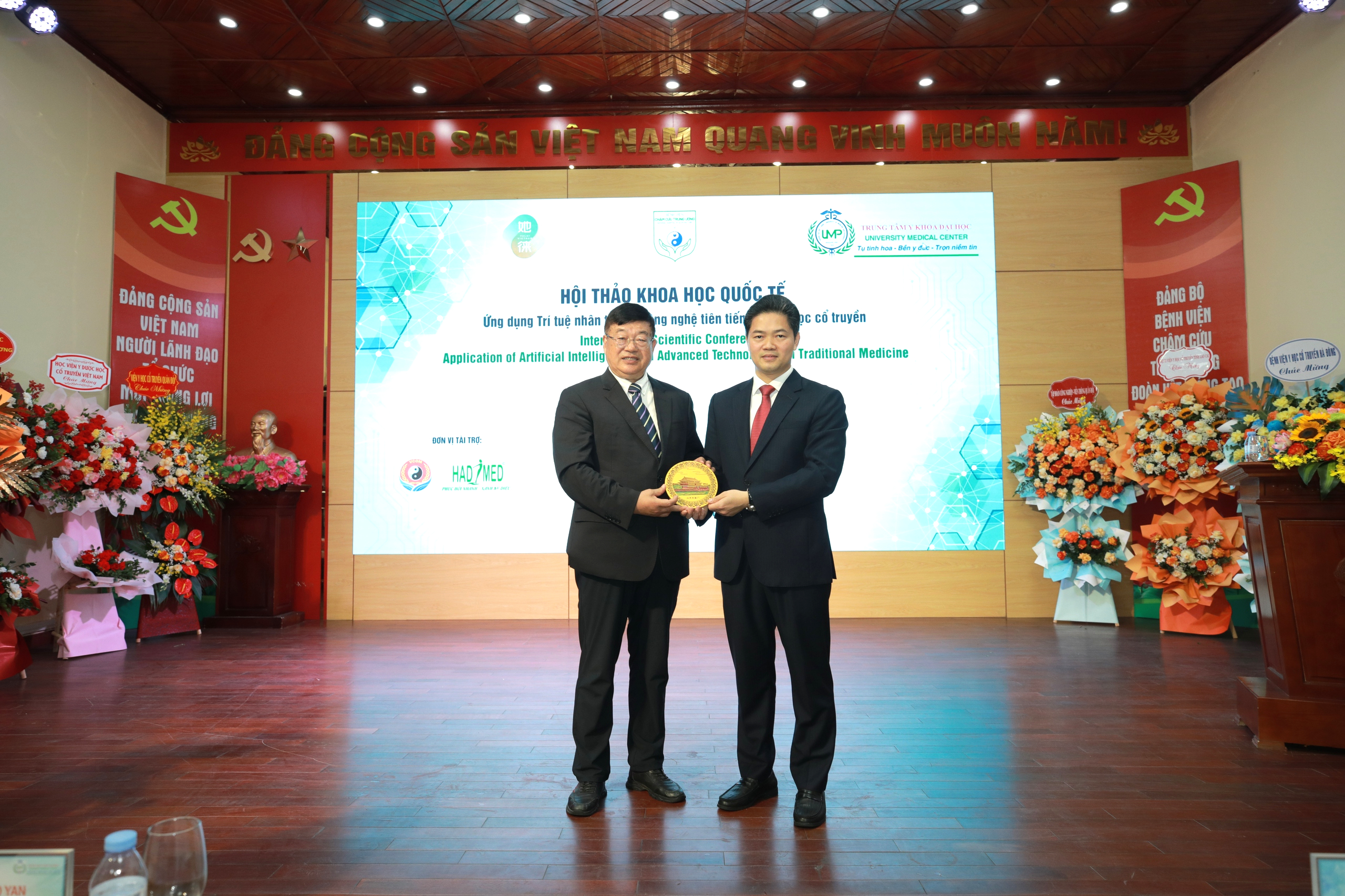 Thứ trưởng Thường trực Bộ Y tế Vũ Mạnh Hà và GS Lưu Bảo Yến - Chủ tịch Liên hiệp Hội Châm cứu Thế giới.