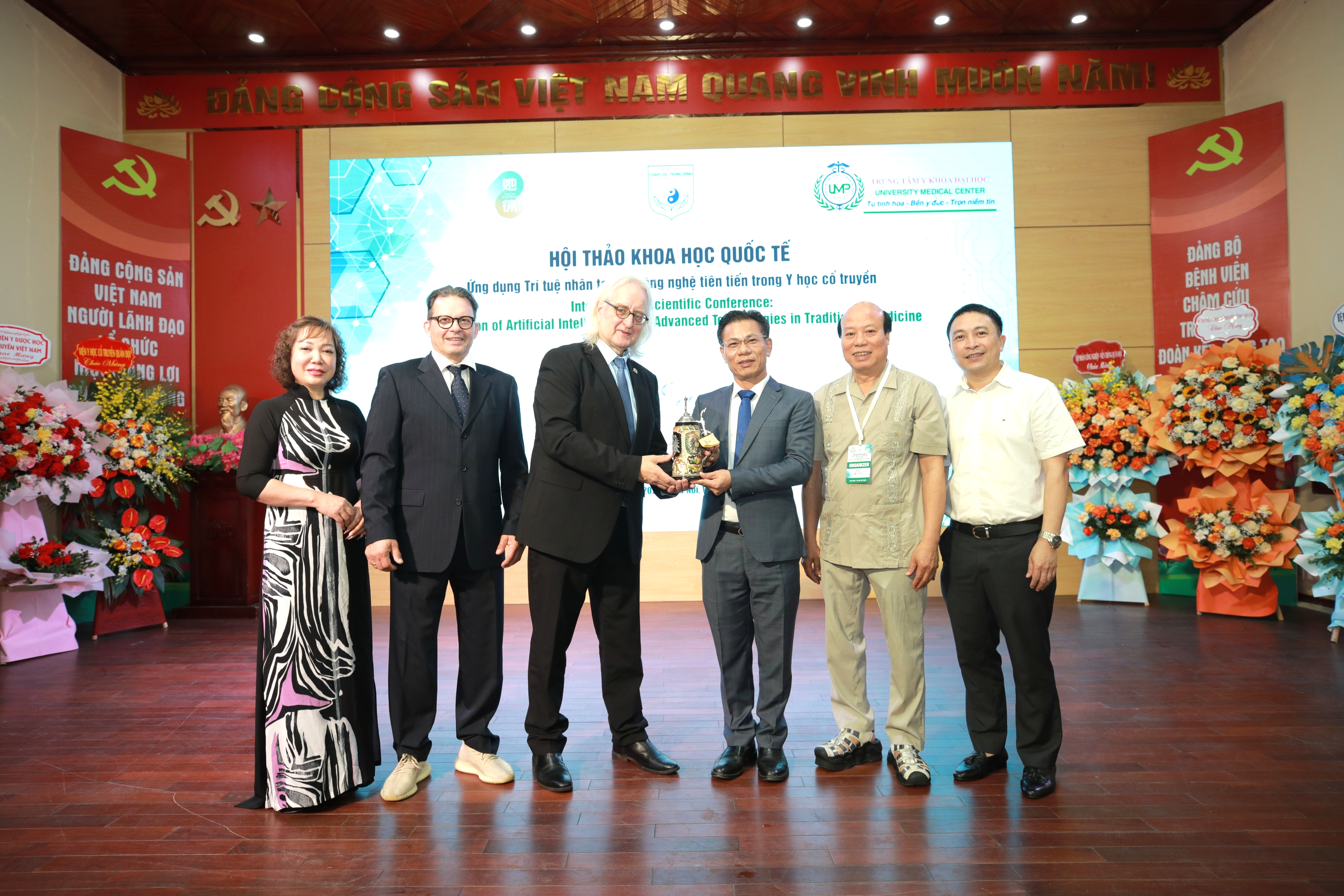 PGS.TS. Trần Văn Thanh - Giám đốc Bệnh viện Châm cứu Trung ương trao tặng quà lưu niệm đến chuyên gia quốc tế tham dự hội thảo.
