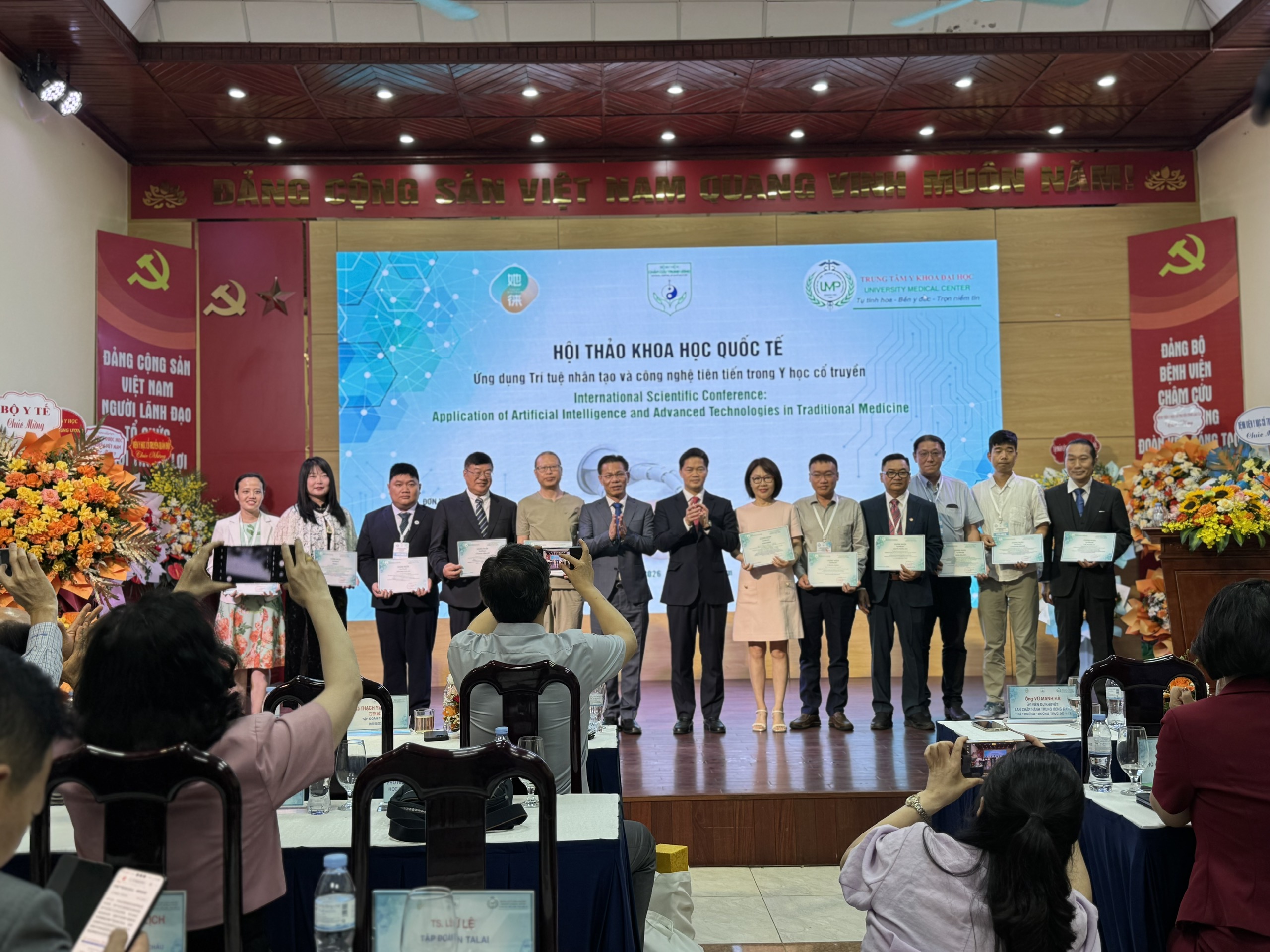 Thứ trưởng thường trưc Bộ Y tế Vũ Mạnh Hà và PGS.TS. Trần Văn Thanh Trao chứng nhận cho Báo cáo viên