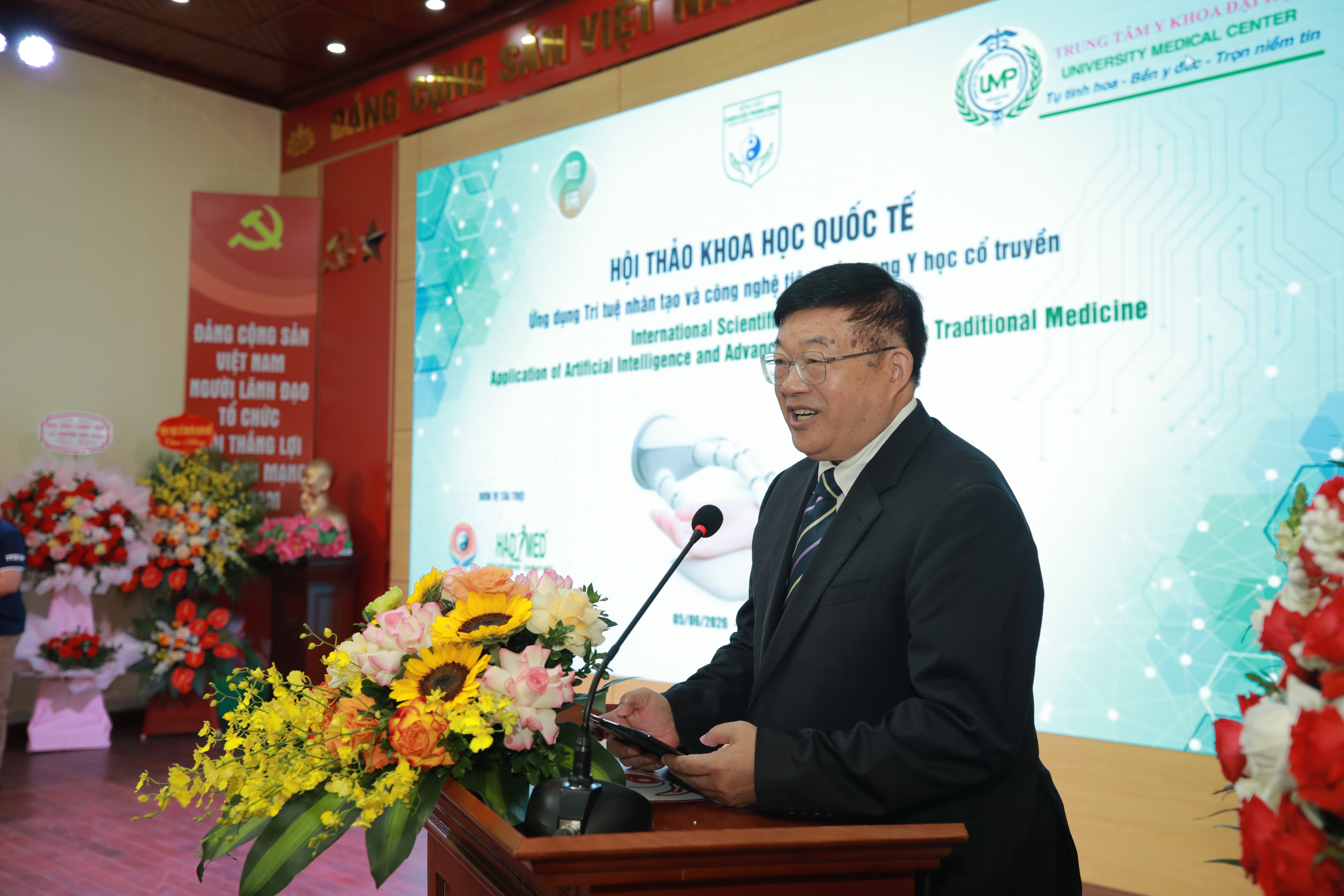 GS. Lưu Bảo Yến - Chủ tịch Liên hiệp Hội Châm cứu Thế giới phát biểu.